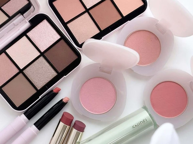【春コスメ2026】スナイデル ビューティの春新色を全色スウォッチ！ 軽やかな色彩で春ムード満開な装いに