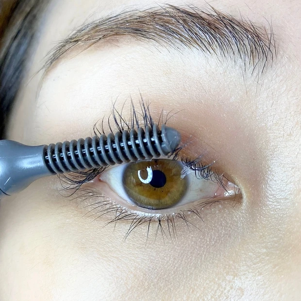 【まつげメイクの仕上げ方】ホットビューラー正しく使いこなせてる？綺麗なアイメイクを仕上げるコツ_3_2