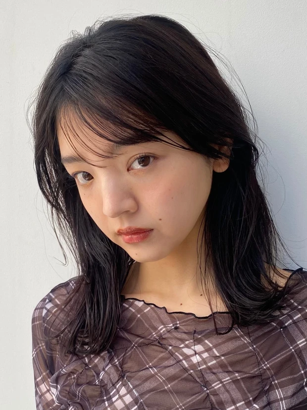 ヘアカタログ　セミロング　セミロングヘア　前髪あり　サイド