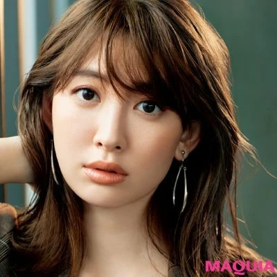 【小嶋陽菜さん(こじはる)のメイク】NY旅行なら…ミニマムな赤みシャドウで知的SEXYを狙う_1
