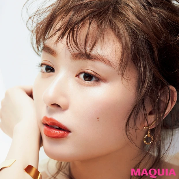 眉にもオレンジが新鮮! 注目のオレンジ&キラキラメイクでいつもと違う自分…