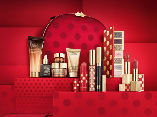 エスティ ローダーは今年も超豪華！ 7色アイパレットや名品美容液など全11品入りのメイクコフレ【クリスマスコフレ2025】