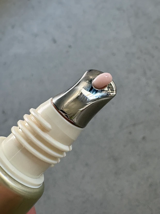 【クレドポーボーテ】ひんやり冷たいアプリケーターでマッサージできるLIP美容液_2