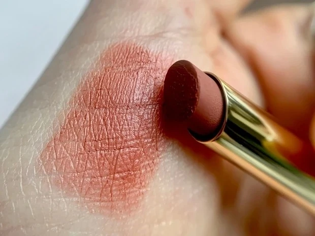 【中国コスメ】PERFECT DIARY（パーフェクトダイアリー） サテンルージュ スリム リップスティック L11 シナモンミルクティー 赤みブラウン_スウォッチ