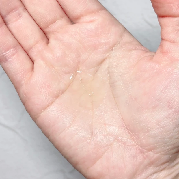 石原さとみ愛用「ウルオッテ　チュラルシャンプー 無香料」を手に出した写真