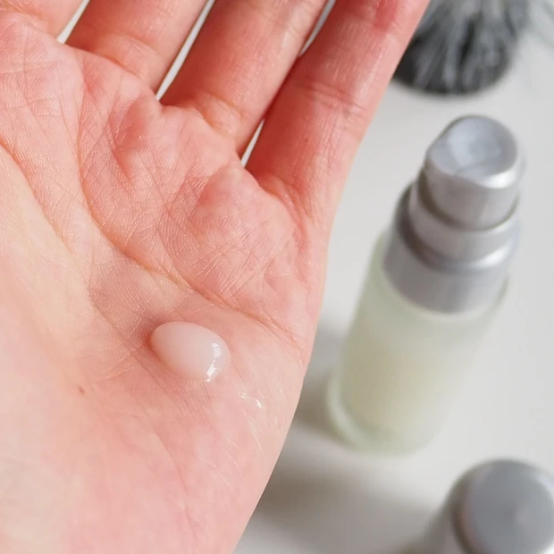 「ネック アンド デコルテ エッセンス」のテクスチャー