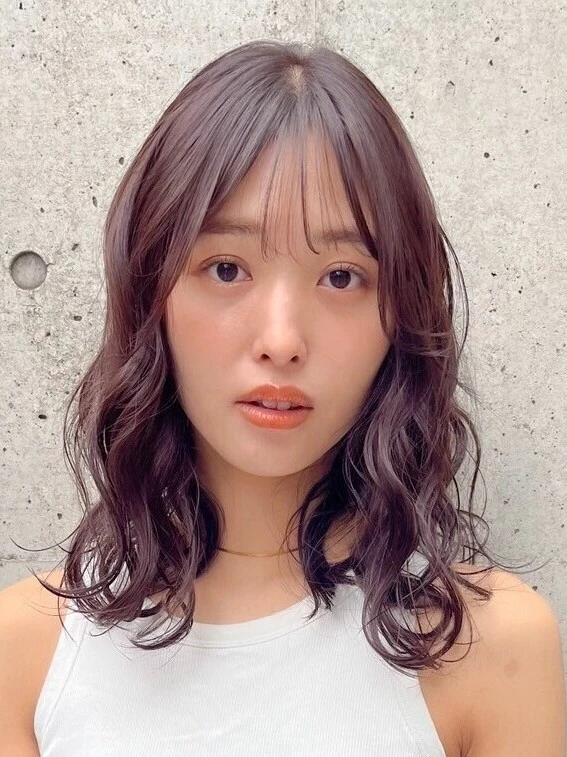 顔タイプ「フェミニン」に似合う髪型　切りっぱなし×抜け感ウェーブのミディアムヘア
