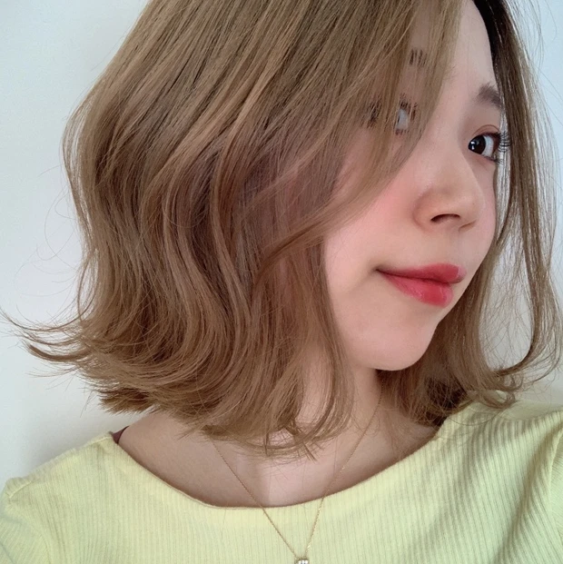 【2023秋冬おすすめヘアカラー】ブリーチなしで韓国アイドル風ピンクブラウンヘアに初挑戦！切りっぱなしの重ためミディアムヘア。_7_2