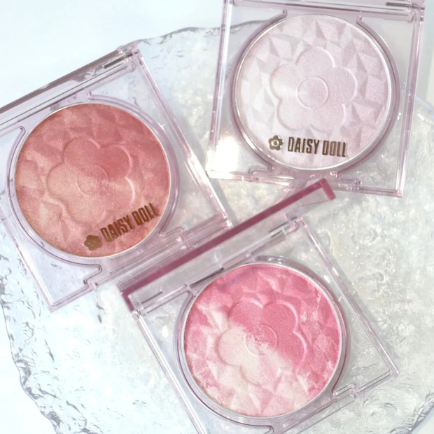 【デイジードール】人気チーク&ハイライトの新色をスウォッチ！ 透明感とツヤ肌を叶える春らしいカラー