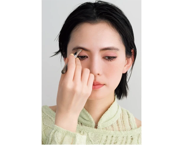 【POINT1】眉を目元に近づけて自然な影を宿す