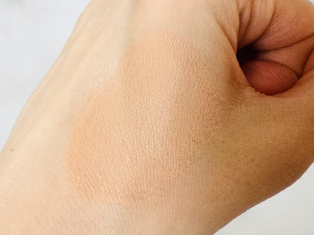 インテグレートのプロフィニッシュクッション 1 オークルのスウォッチ