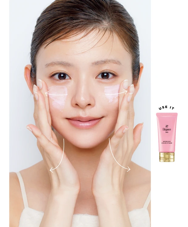 2 頬の中央、口角より上を中心にピンク下地を“スキンケア塗り”