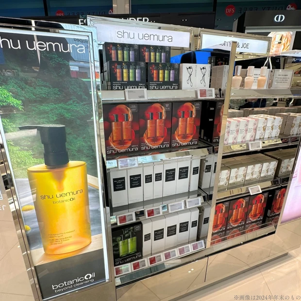 DFS沖縄 免税店 沖縄免税店 DFS沖縄のコスメ売り場の様子 ラグジュアリーな雰囲気のディスプレイが並ぶ シュウウエムラ シュウウエムラクレンジング 