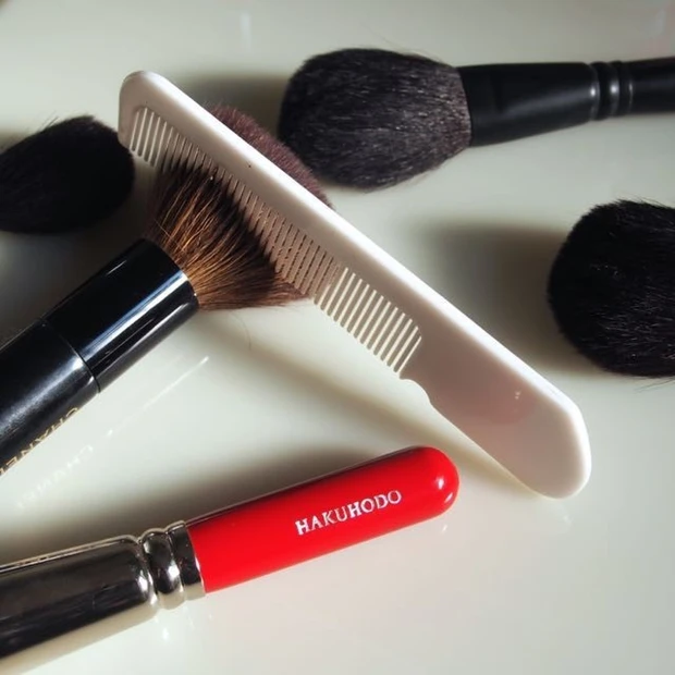 嘘じゃないからやってみて。メイクブラシは洗ってクシでとかすとほわっほわ♡直射日光とドライヤーで乾かすのは避けてくださいね。白鳳堂お手入れ読本より・。・