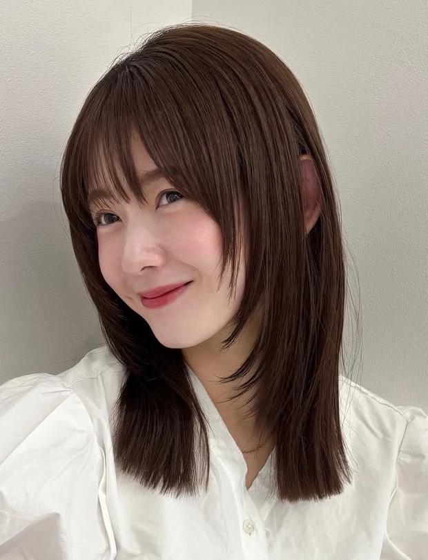 髪型 ミディアムレイヤー ミディアムヘア 前髪あり ハッシュカット風 サイド