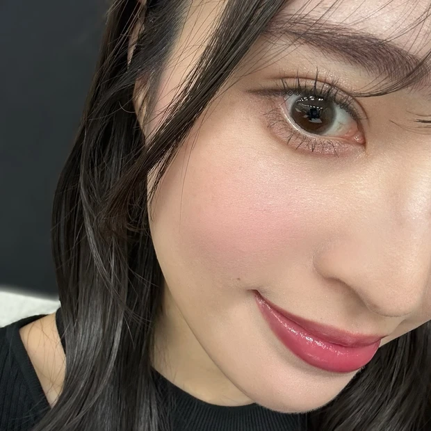 【b idolの桃色チークハイライトにドはまり! マキアエディターズの「オッス!推しコス」】 _3