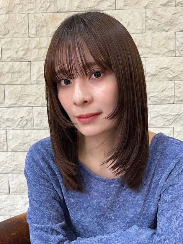 ヘアカタログ　ミディアムヘア　正面　小顔　ミディアム