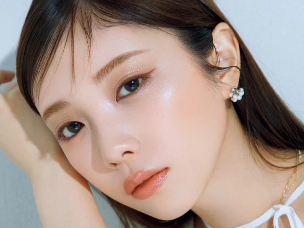 与田祐希さんが体現する、爽やかハイライトでつくる夏の「涼盛り顔」。うだるような暑い日も涼しげに