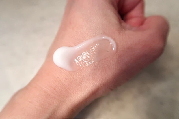 ヴァセリン GLUTA-HYAのレッドのテクスチャー