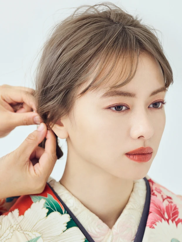 山本舞香 アンティーク柄振袖ヘアアレンジ HOWTO4