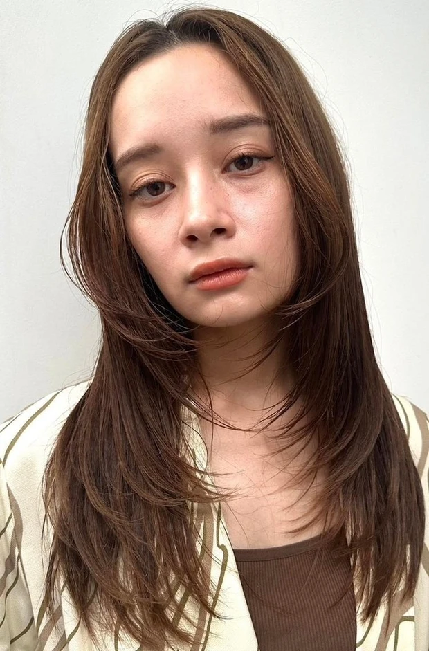 冬におすすめの髪型 セミロングヘア オフィスシーンにもおすすめな小顔にキマるレイヤーセミロング