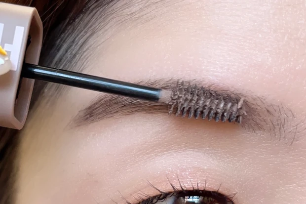 眉マスカラを塗る時は、力を抜いて毛流れに沿って円を描くようにつける