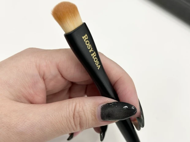 ひと撫でで“忘れ鼻”獲得。ROSYROSA（ロージーローザ）のマルチユースブラシ【マキアエディターズの「オッス！推しコス」】