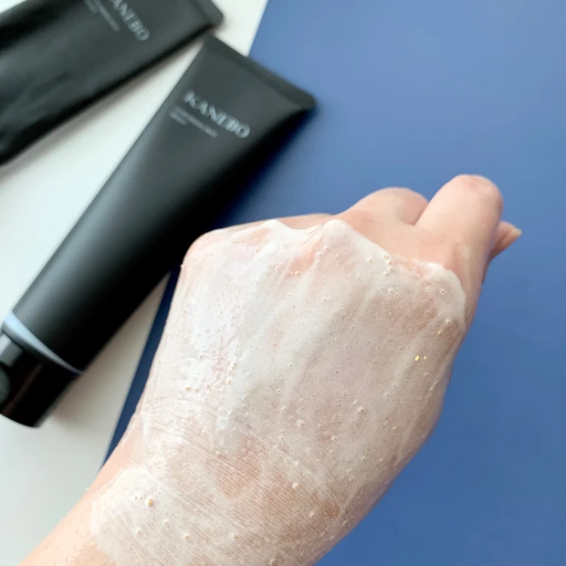 【MAQUIAベストコスメ2021上半期 洗顔部門 第1位 】KANEBO［カネボウ］質感三変化！新感覚の吸着磨き上げ洗顔▶スクラビングマッドウォッシュ【毛穴・くすみ悩みに】_4_3