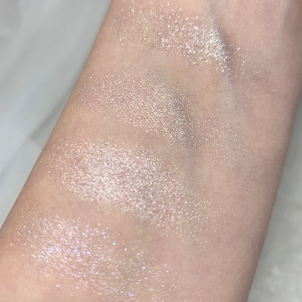 DIOR バックステージ グロウ マキシマイザーパレット 002フロステッド オパール グロウ スウォッチ