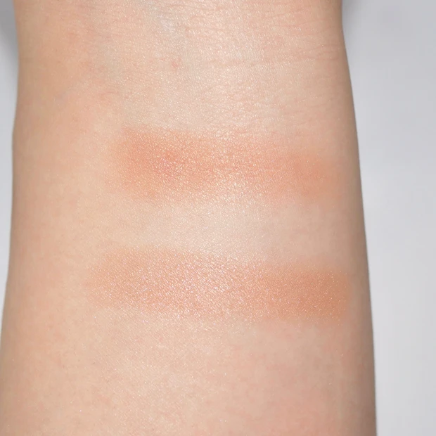 スック(SUQQU)メルティングパウダーブラッシュ 04 澄色-SUMIIRO 09 可憐咲-KARENZAKI スウォッチ 比較