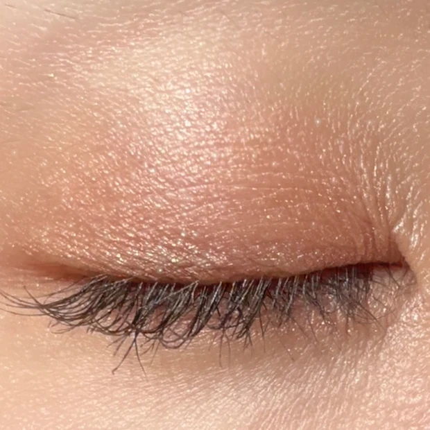 リッド インプレッション リクイド アイシャドウ　02 メモリーブリーズのスウォッチ