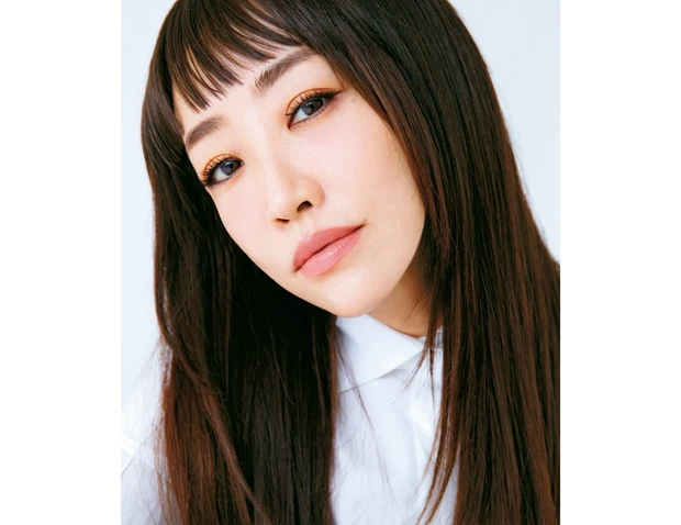 ショートバングは太くしっかり 濃く描いて眉の存在感を高める