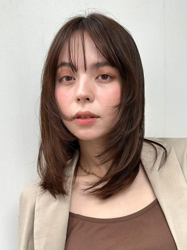 Belleの髪型・ヘアスタイルまとめ_ミディアムヘア_【小顔に見えるミディアム】暗髪で知的に仕上げる!スタイリッシュなレイヤーミディアムヘア