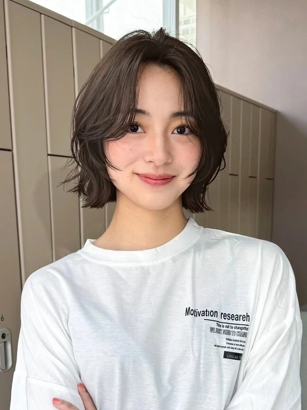 Un amiの髪型・ヘアスタイルまとめ_ボブヘア_【重軽レイヤーボブ】切りっぱなしライン✕顔まわりレイヤーで瞬時にこなれる小顔ボブヘア