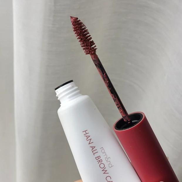 【ロムアンド】人気の眉マスカラ5色を比較レビュー！ハンオールブロウカラの推しカラー紹介：③【オシャレな赤み】06 ベリーオーキッド
