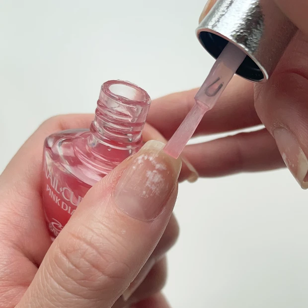 STEP３ 最初はネイルケア成分配合のベースから