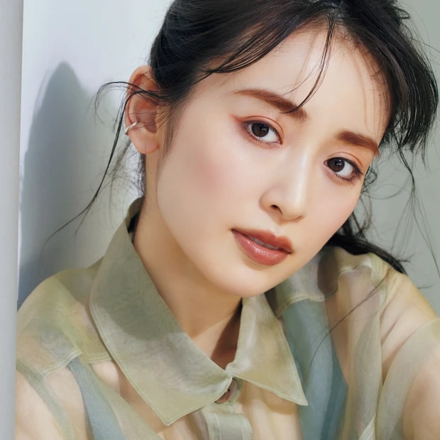 ベスコス受賞コスメでマスクメイク。赤み眉パウダーで血色感をプラス