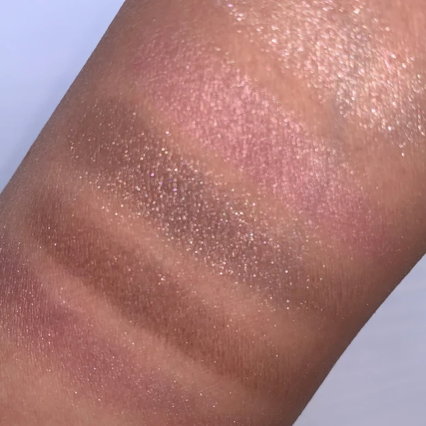 ライトを当てて撮影した、サンク クルール 912の腕スウォッチ。濡れたような煌めきやラメの質感が強調されている。