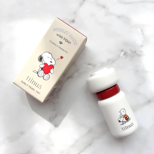 スヌーピーと仲間たちが描かれた「S101 グッドレッド」パッケージ。明るくジューシーなオレンジレッドのティント。