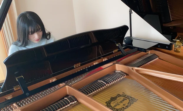 趣味のピアノを弾いているところです🎹