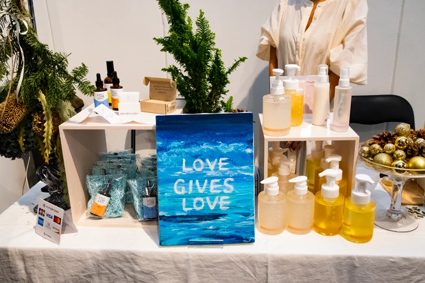 RIKACO主催「LOVE GIVES LOVE Gathering」の展示会イベントの様子を