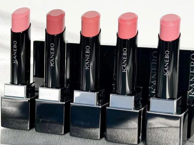 【カネボウ】大人気リップ「ルージュスターヴァイブラント」新5色を全色スウォッチ！ 2026春新色の美粘膜カラー
