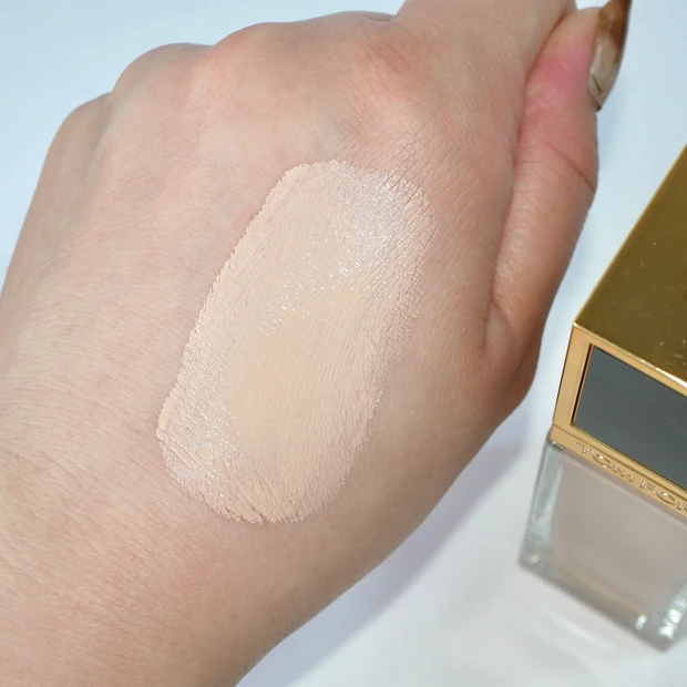 トムフォード ビューティー　アーキテクチャーラディアンスハイドレーティングファンデーション