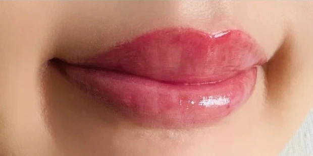 メンソレータム リップフォンデュ プラムレッドをイエベがスウォッチ