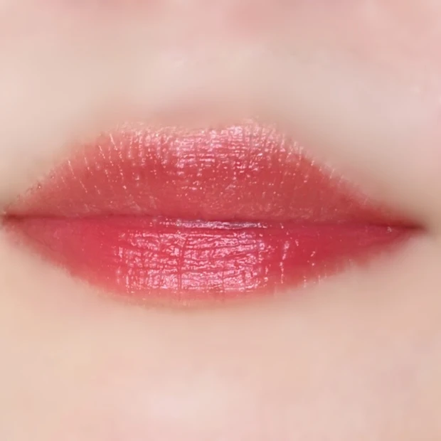 唇に塗った“P1 コーラルブーケ”の実際の仕上がり