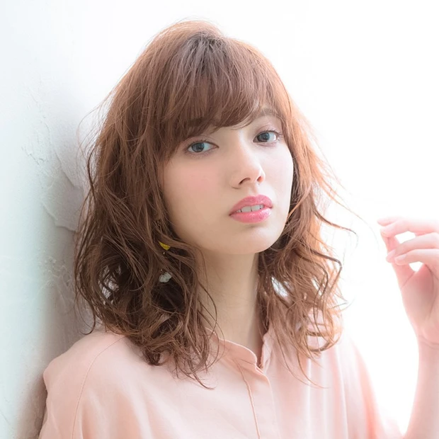 【ウェーブパーマのミディアム】ピュアなのにフェミニン♪ 大人可愛いスウィートミディ