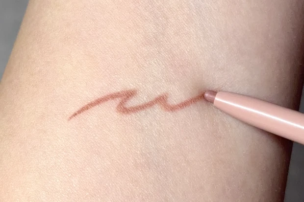 セザンヌ アンダーアイライナー 01影色ピンク