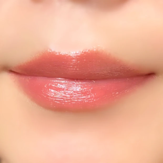 RMK デューイーメルト リップカラー12 スイート サブライムを唇に塗布