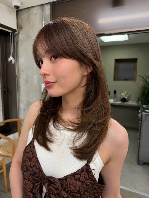 髪型 セミロング レイヤー 小顔見え 前髪あり スタイリング 大人可愛い