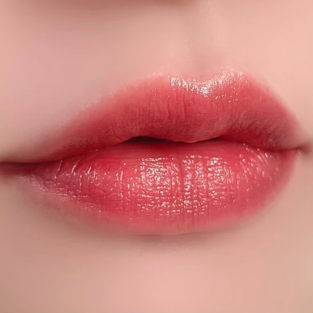 KATE リップモンスター 限定色 105 日没後の情熱 着画